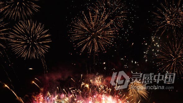 实拍手举闪光燃烧烟火慢动作适用生日聚会节日庆典视频素材 Fireworks Festival (Stock Footage)  灵感中国网 www.lingganchina.com