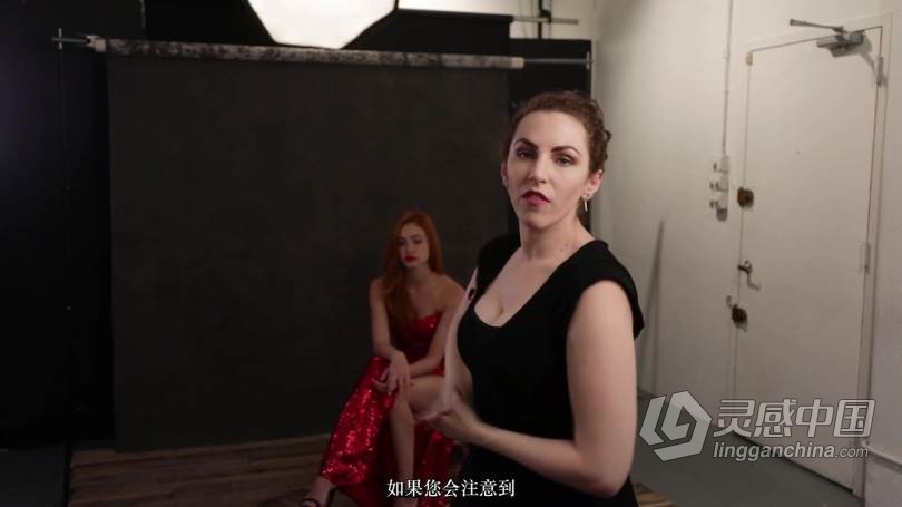 摄影师Lindsay Adler摄影棚使用V-Flat在进行时尚人像摄影布光教程中文字幕  灵感中国网 www.lingganchina.com