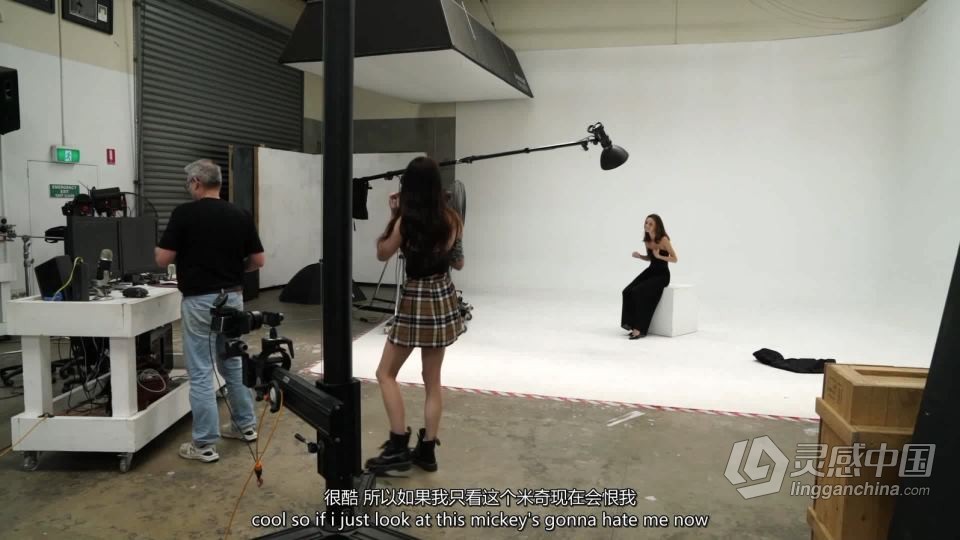 摄影师 Peter Coulson棚拍名模 Meika Woollard引领时尚界摆姿教程 中英字幕  灵感中国网 www.lingganchina.com