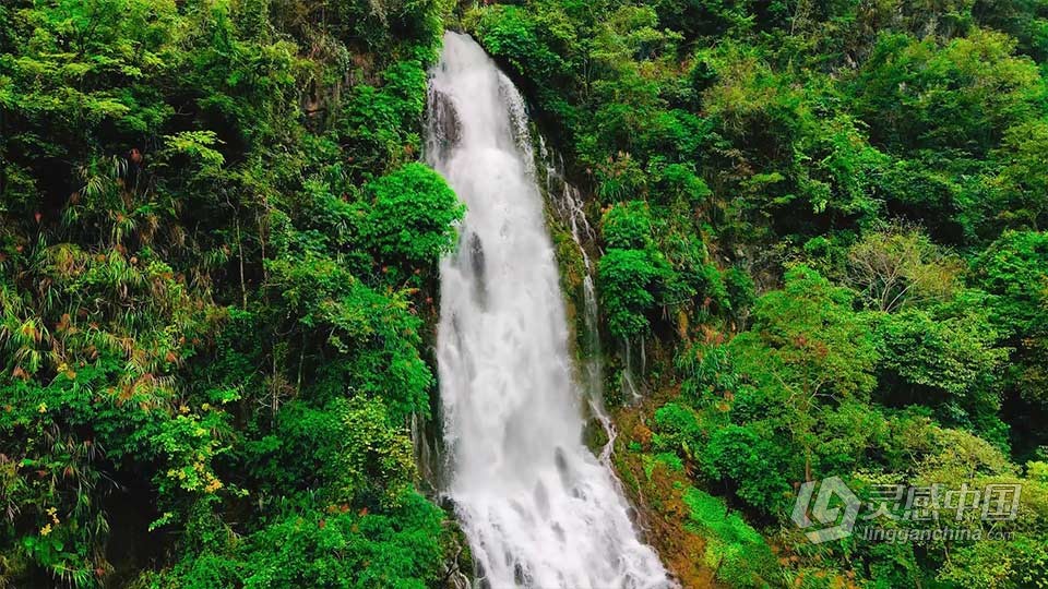 实拍视频素材-航拍山中瀑布流水自然户外森林风景实拍视频  灵感中国网 www.lingganchina.com